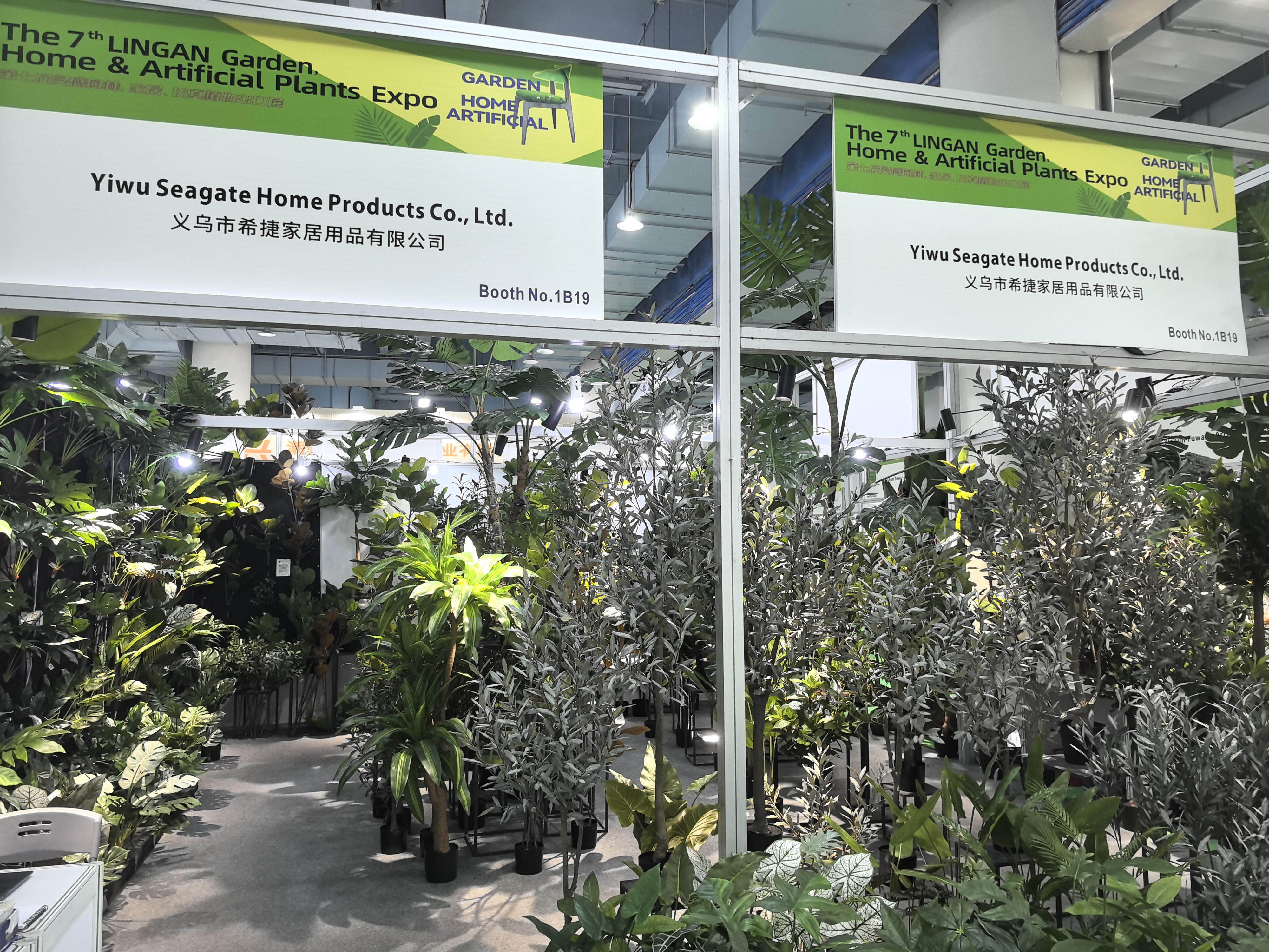 The Canton Fair's artificial plant exhibition has begun.